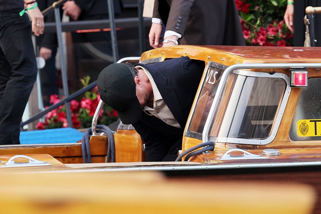 Leonardo, yang datang bersama sang kekasih, model Vittoria Ceretti, tak pernah lepas dari baseball cap atau topi bisbol berwarna hitam. Aksesori tersebut pertama kali terlihat dipakainya di Venesia dengan padanan polo-shirt dan blazer ketika hendak menaiki taksi perahu pada Senin (23/6/2025). (Foto: Ernesto Ruscio/GC Images)