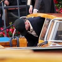 Leonardo, yang datang bersama sang kekasih, model Vittoria Ceretti, tak pernah lepas dari baseball cap atau topi bisbol berwarna hitam. Aksesori tersebut pertama kali terlihat dipakainya di Venesia dengan padanan polo-shirt dan blazer ketika hendak menaiki taksi perahu pada Senin (23/6/2025). (Foto: Ernesto Ruscio/GC Images)