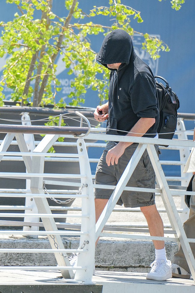 Seiring berakhirnya rangkaian acara, Leonardo meninggalkan Venesia pada Minggu (29/6/2026). Meski tampil tanpa topi, Leonardo tetap berusaha menutupi penampilannya dengan jaket hitam yang menjadi pelengkap gaya kasualnya bercelana pendek dengan sepasang sneakers putih untuk alas kaki. (Foto: Stefano Mazzola/GC Images)