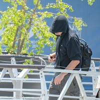 Seiring berakhirnya rangkaian acara, Leonardo meninggalkan Venesia pada Minggu (29/6/2026). Meski tampil tanpa topi, Leonardo tetap berusaha menutupi penampilannya dengan jaket hitam yang menjadi pelengkap gaya kasualnya bercelana pendek dengan sepasang sneakers putih untuk alas kaki. (Foto: Stefano Mazzola/GC Images)