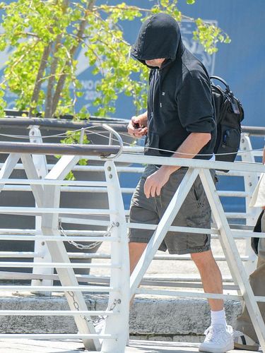 Gaya Leonardo DiCaprio di Pernikahan Jeff Bezos dan Lauren Sanchez VENICE, ITALY - JUNE 29: Orlando Bloom and Leonardo DiCaprio leaves Venice airport after attending the wedding of Jeff Bezos and Lauren Sanchezon June 29, 2025 in Venice, Italy. (Photo by Stefano Mazzola/GC Images)