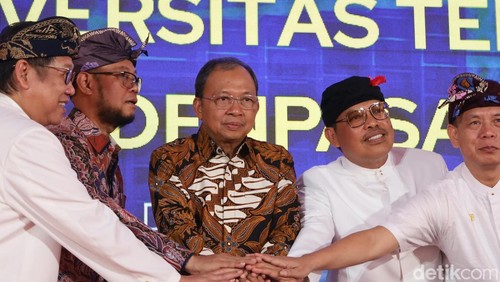 Gubernur Bali Wayan Koster saat peresmian gedung UT Denpasar, Rabu (2/7/2025). (Aryo Mahendro/detikBali)