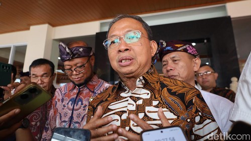 Gubernur Bali Wayan Koster saat pidato peresmian gedung UT Denpasar, Rabu (2/7/2025). (Aryo Mahendro/detikBali).