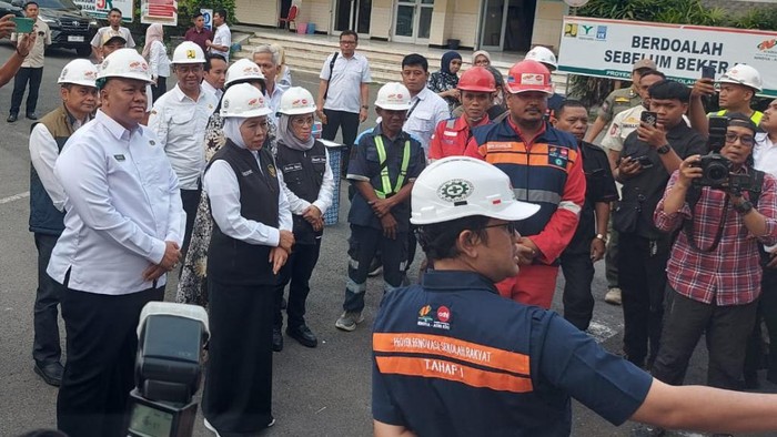 Gubernur Jatim Khofifah Indar Parawansa saat meninjau gedung Sekolah Rakyat di Pasuruan.