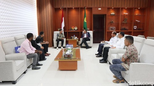 Audiensi detikBali dengan Gubernur NTT Melkiades Laka Lena di Kupang, Rabu (2/7/2025).