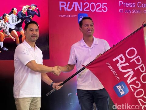 Head of PR Oppo Indonesia Arga Simanjuntak (kiri) dan Race Director Oppo Run 2025 dari Pandawa Sports Andreas Kansil di konferensi pers Oppo Run 2025