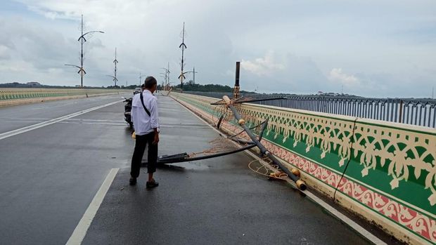 Hujan lebat dan angin kencang melanda Tanjungpinang, Kepri pagi tadi. (Dok. Istimewa)