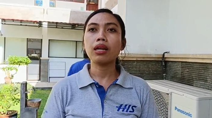 I Gusti Ayu Salvinia Sugama, warga di sekitar TPA ilegal di Dusun Laba Gangga, Desa Pangkungparuk, Kecamatan Seririt, Buleleng, mengeluh kepada wartawan di PN Singaraja, Rabu (2/7/2024). (Made Wijaya Kusuma/detikBali)