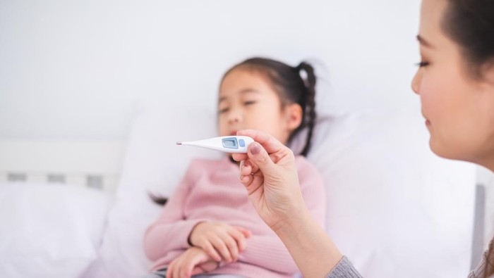 7 Cara Menurunkan Demam dengan Cepat pada Anak dan Orang Dewasa
