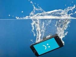 HP Waterproof Tapi Tetap Rusak Kena Air, Ini Kesalahan Umum Pengguna