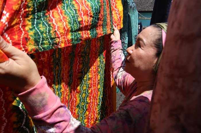 Dari hobi jadi usaha, Acil Imas kembangkan sasirangan modern hingga buka butik dan ciptakan lapangan kerja. Yuk intip pembuatannya.