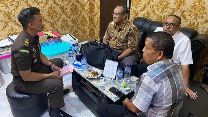 Ismail Ibrahim diperikaa kesehatanya sebelum dieksekusi ke Lapas Kelas IIB Muara Bungo