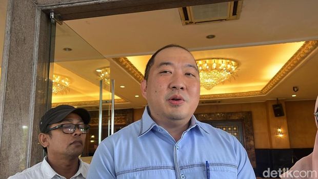 Iwan Kurniawan Lukminto saat ditemui usai Kejagung menyita sejumlah dokumen Sritex di Kota Solo, Rabu (2/7/2025).