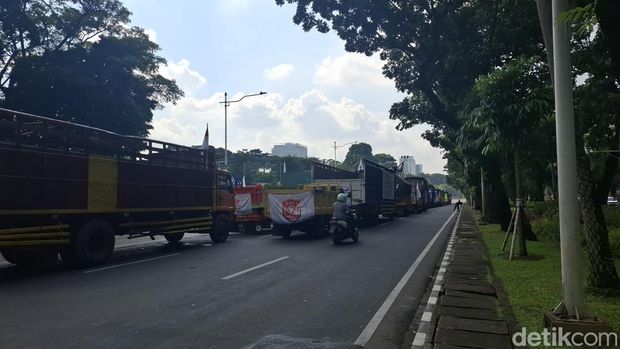 Situasi unjuk rasa sopir truk terkait aturan Zero Over Dimension Over Load di Jalan Medan Merdeka Selatan arah Gambir, Jakarta Pusat. (Brigitta/detikcom)