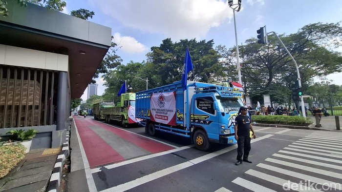 Situasi unjuk rasa sopir truk terkait aturan Zero Over Dimension Over Load di Jalan Medan Merdeka Selatan arah Gambir, Jakarta Pusat. (Brigitta/detikcom)