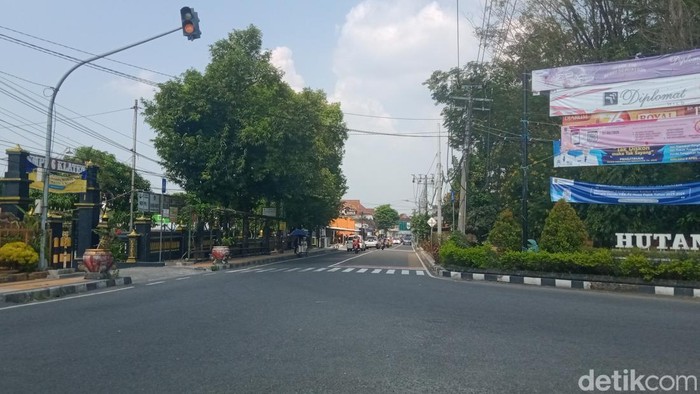 Ruas jalan Dr Wahidin Sudirohusodo Klaten sepi setelah tol Prambanan dibuka.
