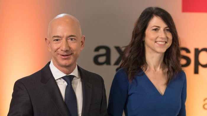Jeff Bezos dan MacKenzie BezScott di upacara penghargaan Axel Springer di Berlin, Jerman, pada April 2018.