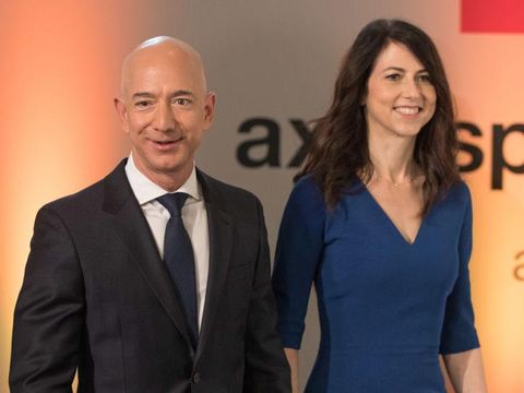 Jeff Bezos dan MacKenzie BezScott di upacara penghargaan Axel Springer di Berlin, Jerman, pada April 2018.
