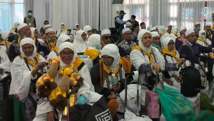 Jemaah haji bawa oleh-oleh boneka unta. (Agus Setyadi/detikSumut)