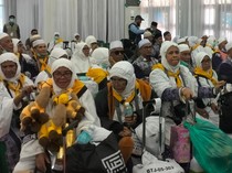 Potret Jemaah Haji Aceh Bawa Oleh-oleh Boneka Unta Digantung di Badan