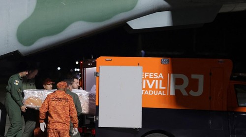 Members of Brazils Air Force carry the coffin of Juliana Marins, who was found dead in Indonesia after falling off a cliff while hiking on Mount Rinjani, during the arrival of her body in Rio de Janeiro, Brazil, July 1, 2025. REUTERS/Ricardo Moraes