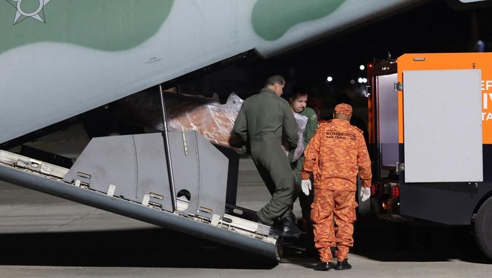 Members of Brazils Air Force carry the coffin of Juliana Marins, who was found dead in Indonesia after falling off a cliff while hiking on Mount Rinjani, during the arrival of her body in Rio de Janeiro, Brazil, July 1, 2025. REUTERS/Ricardo Moraes