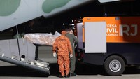 Jenazah Juliana Marins akhirnya dipulangkan ke kampung halamannya di Brasil pada Selasa (1/7). Kedatangannya disambut keluarga, kerabat, serta pihak berwenang setempat di bandara Rio de Janeiro dengan suasana penuh duka. (REUTERS/Ricardo Moraes)