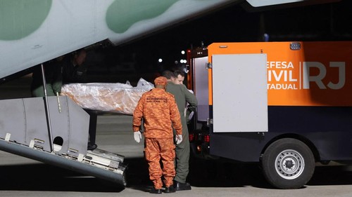 Members of Brazils Air Force carry the coffin of Juliana Marins, who was found dead in Indonesia after falling off a cliff while hiking on Mount Rinjani, during the arrival of her body in Rio de Janeiro, Brazil, July 1, 2025. REUTERS/Ricardo Moraes