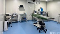 Fasilitas unit gawat darurat juga tersedia, bahkan melayani operasi besar secara gratis, termasuk melahirkan. Semua layanan baik pemeriksaan, operasi hingga obat-obatan bisa didapat masyarakat sekitar secara gratis.