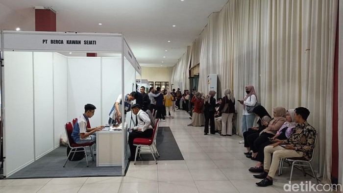 Para pencari kerja mendatangi job fair yang diselenggarakan Unsoed Purwokerto di Gedung Graha Widyatama Profesor Rubijanto Misman, kampus setempat, Rabu (2/7/2025).