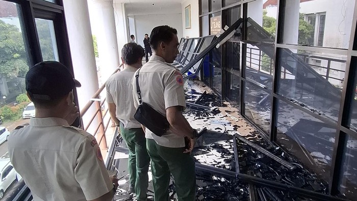 Kaca tambahan di lantai 3 Gedung Bappeda Litbang Kepri pecah akibat angin kencang melanda Tanjungpinang. (Dok. Istimewa)