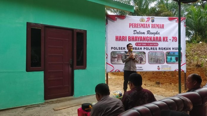 Kapolres Rohul AKBP Eka Ariandy Putra meresmikan bedah rumah warga, pada Rabu (2/7/2025).