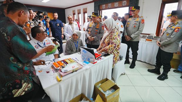 Kapolri Menghadiri Acara Bakti Kesehatan dan Donor Darah di Tangerang, Banten.