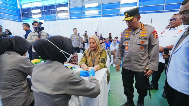 Kapolri Menghadiri Acara Bakti Kesehatan dan Donor Darah di Tangerang, Banten.