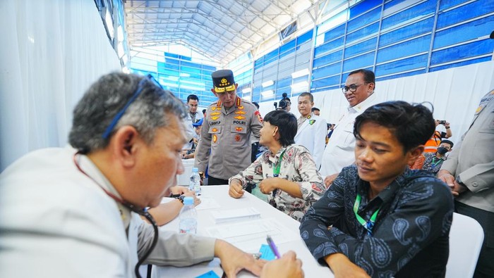 Kapolri Menghadiri Acara Bakti Kesehatan dan Donor Darah di Tangerang, Banten.