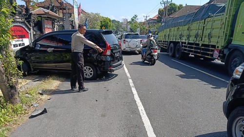 Kecelakaan lalu lintas beruntun yang melibatkan tiga kendaraan terjadi di Jalan Denpasar-Gilimanuk tepatnya di depan Kantor Desa Melaya, Kecamatan Melaya, Kabupaten Jembrana, Rabu (2/7/2025).