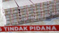 Direktur Penuntutan (Dirtut) Jampidsus Kejagung RI, Sutikno menyebut uang itu disita dari 6 terdakwa korporasi yang terdiri dari dua grup yakni Musim Mas Group dan Permata Hijau Group.