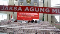 PT Multimas Nabati Asahan sebesar Rp3.997.042.917.832.42, PT Multi Nabati Sulawesi sebesar Rp39.756.429.964.94, kemudian yang ketiga PT Sinar Alam Permai sebesar Rp483.961.045.417.33, yang keempat PT Wilmar Bioenergi Indonesia sebesar Rp57.303.038.077.64, dan yang kelima Wilmar Nabati Indonesia sebesar Rp7.302.288.371.326.78, rincinya.