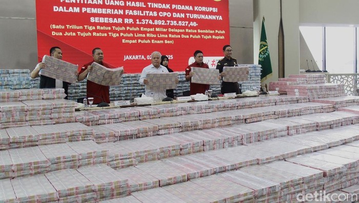 Kejagung menyita Rp1,3 triliun dari enam korporasi terkait dugaan korupsi ekspor CPO. Tumpukan uang ditampilkan dalam jumpa pers, Rabu (2/7/2025).
