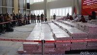 Seluruh uang terdiri atas pecahan Rp 100 ribu dan Rp 50 ribu yang dikelompokkan dengan jumlah masing-masing Rp 1 miliar dalam satu plastik.