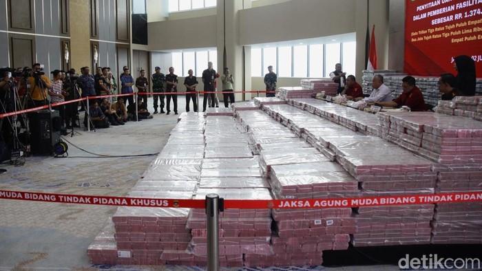 Kejagung menyita Rp1,3 triliun dari enam korporasi terkait dugaan korupsi ekspor CPO. Tumpukan uang ditampilkan dalam jumpa pers, Rabu (2/7/2025).