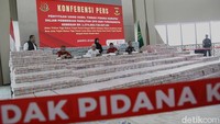 Diketahui ada 12 korporasi dari Musim Mas Group dan Permata Hijau Group yang menjadi tersangka dalam perkara itu. Kini baru enam perusahaan yang menitipkan uang pengganti kerugian keuangan negara.  