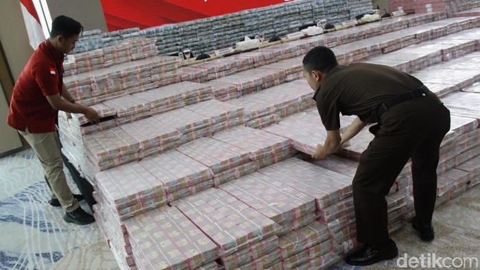 Kejagung menyita Rp1,3 triliun dari enam korporasi terkait dugaan korupsi ekspor CPO. Tumpukan uang ditampilkan dalam jumpa pers, Rabu (2/7/2025).