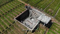 Sejumlah pekerja melakukan perawatan kolam penampungan air di lahan pertanian Bumiaji, Batu, Jawa Timur, Rabu (2/7/2025). Foto: ANTARA FOTO/Muhammad Mada