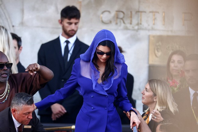 Dalam momen afterparty, supermodel 29 tahun itu mini dress blazer warna biru safir yang dirancang dengan potongan pinggang ketat dan struktur bahu tegas.  Foto: REUTERS/Yara Nardi