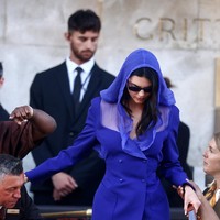 Dalam momen afterparty, supermodel 29 tahun itu mini dress blazer warna biru safir yang dirancang dengan potongan pinggang ketat dan struktur bahu tegas.  Foto: REUTERS/Yara Nardi
