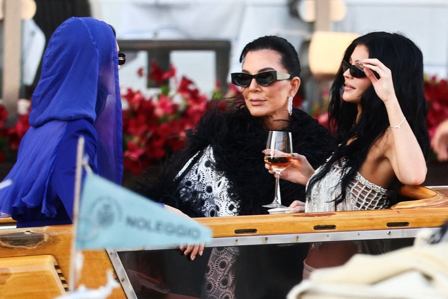 Dalam momen tersebut, Kendall tampak menaiki taksi air di Venesia ditemani dengan ibunya, Kris Jenner, dan adiknya, Kendall Jenner.  Foto: REUTERS/Yara Nardi