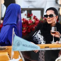 Dalam momen tersebut, Kendall tampak menaiki taksi air di Venesia ditemani dengan ibunya, Kris Jenner, dan adiknya, Kendall Jenner.  Foto: REUTERS/Yara Nardi