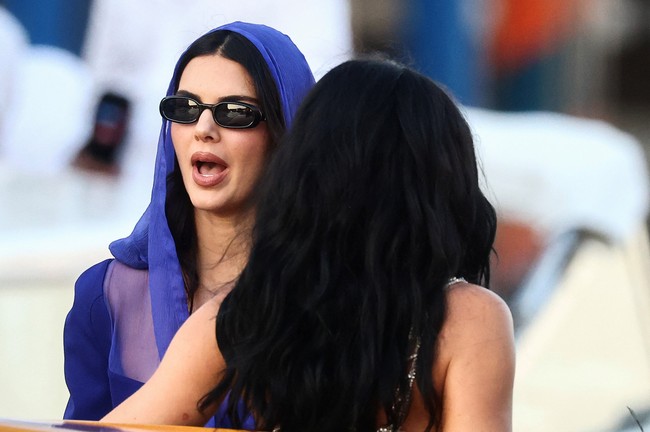 Pesta pernikahan Jeff Bezos dan Lauren Sanchez bertabur bintang dan layaknya parade fashion. Kendall Jenner misalnya yang jadi sorotan dengan pakaian mini dan kerudung dalam momen pernikahan Venesia, Italia, senilai Rp 890 miliar itu.  Foto: REUTERS/Yara Nardi