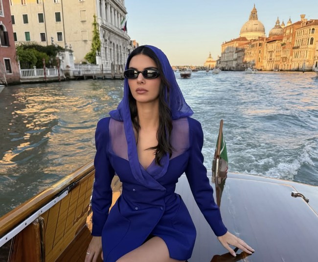 Banyak yang mengira Kendall tidak mengenakan celana, tapi ternyata di balik blazernya itu, adik Kim Kardashian tersebut mengenakan celana pendek warna senada.  Foto: dok. Instagram/@kendalljpower